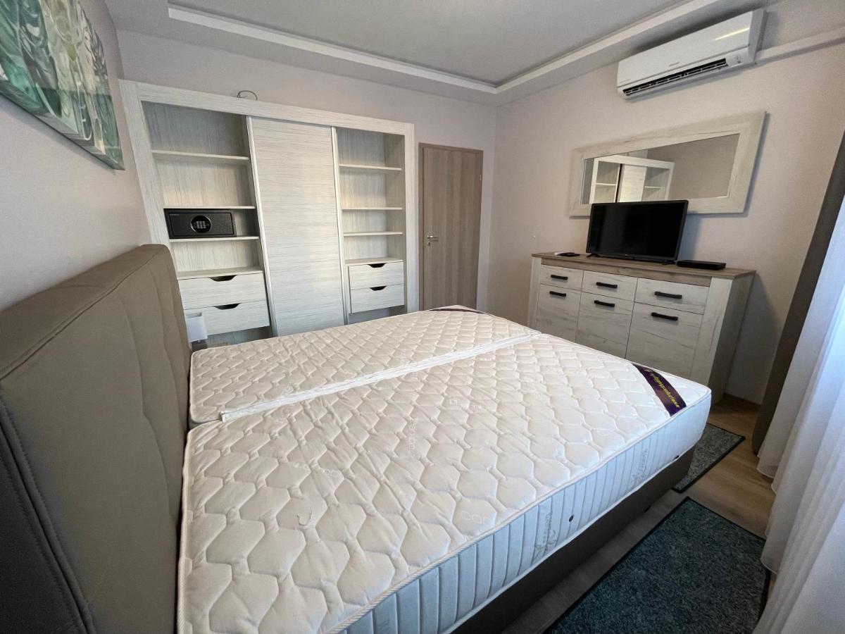 Lara Lux Apartment Hajduszoboszlo Bagian luar foto