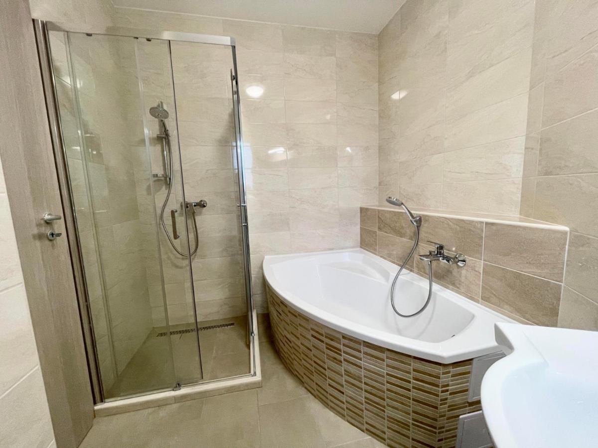 Lara Lux Apartment Hajduszoboszlo Bagian luar foto